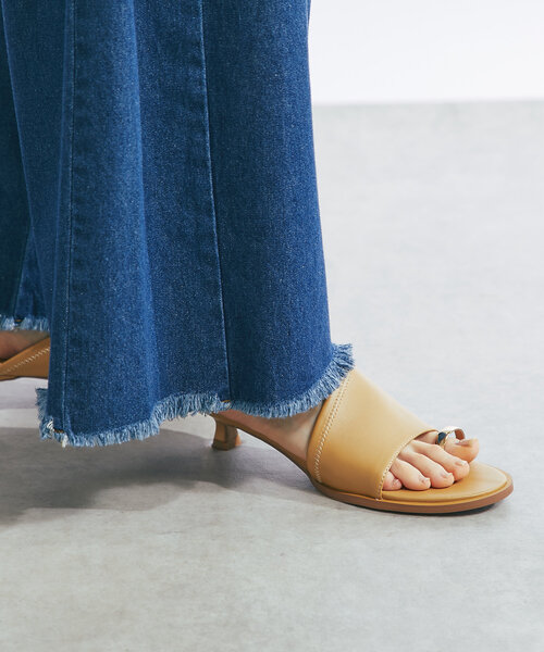 un dix cors(アンディコール)の「【LE VERNIS(ル・ベルニ)】Toe ring sandals(サンダル・レディース・ベージュ/ブラック・23.5cm/24.5cm)」の8枚目の写真
