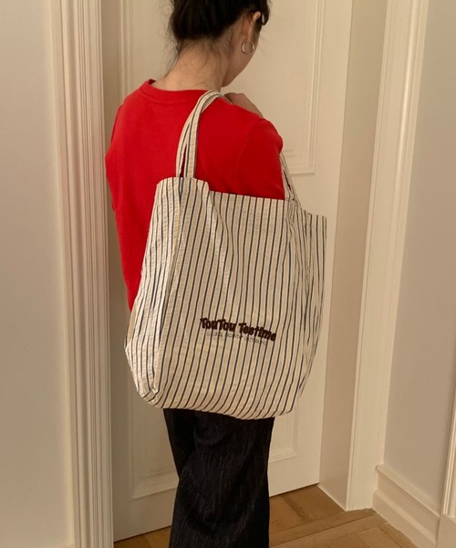 Vipoa(ヴィポア)の「stripe logo nylon tote(トートバッグ・レディース・アイボリー/ブルー/グリーン・FREE)」の4枚目の写真