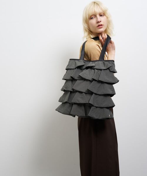 LANVIN en Bleu（ランバンオンブルー）の「フリルティアードトートバッグ（トートバッグ・レディース・ブラック/グレー・FREE）」の8枚目の写真