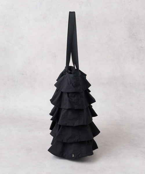 LANVIN en Bleu（ランバンオンブルー）の「フリルティアードトートバッグ（トートバッグ・レディース・ブラック/グレー・FREE）」の3枚目の写真