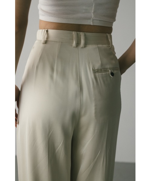 STYLEMIXER（スタイルミキサー）の「サテンタックフォルムパンツ（その他パンツ・レディース・アイボリー/ブラウン・SMALL/MEDIUM）」の9枚目の写真