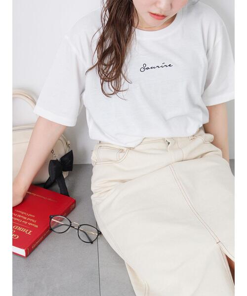 ehka sopo(エヘカソポ)の「ロゴ刺繍Tシャツ(Tシャツ/カットソー・レディース・オフホワイト/チャコールグレー/イエロー・F)」の2枚目の写真