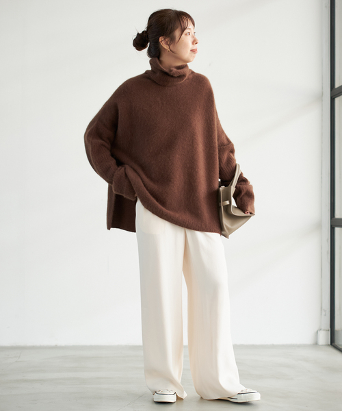 Spick & Span（スピックアンドスパン）の「サテンイージーベルボトムパンツ（その他パンツ・レディース・ネイビー/ベージュ系その他/アイボリー・36/38/40）」の4枚目の写真