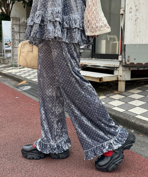 CIAOPANIC（チャオパニック）の「アソート柄ベロアフリルパンツ〈ドット／フラワー〉（その他パンツ・レディース・グレー/ベージュ系その他/カーキ/ブラック系その他/ブラック・MEDIUM/SMALL）」の4枚目の写真