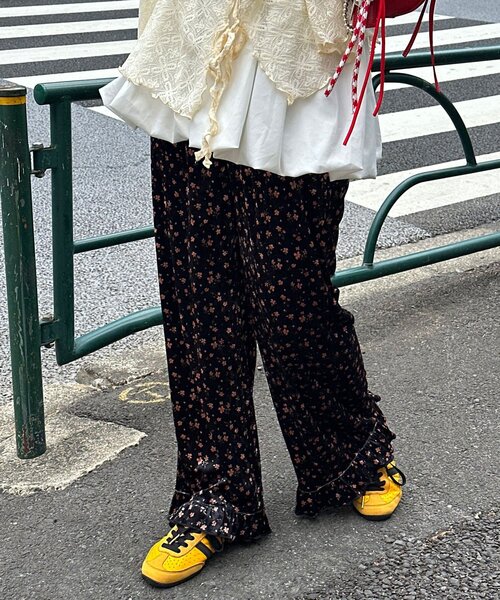 CIAOPANIC（チャオパニック）の「アソート柄ベロアフリルパンツ〈ドット／フラワー〉（その他パンツ・レディース・グレー/ベージュ系その他/カーキ/ブラック系その他/ブラック・MEDIUM/SMALL）」の2枚目の写真