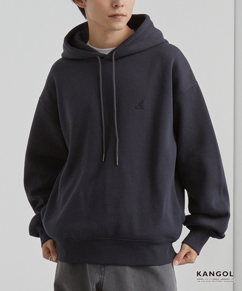 KANGOL（カンゴール）の「KANGOL/カンゴール 別注 ロゴ ワンポイント刺繍 オーバーサイズ シームポケット 裏起毛 プルオーバーパーカー（パーカー・メンズ・チャコール/ワイン系/グレー/グレイッシュベージュ/ブラック/ブラウン/ネイビー・L/M/S）」の3枚目の写真