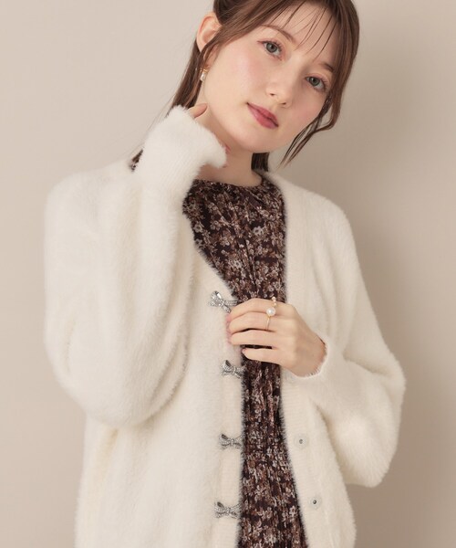 couture brooch（クチュールブローチ）の「【高見え・大人可愛い】ビジューリボン釦 前後2WAYフェザーカーディガントップス（カーディガン/ボレロ・レディース・アイボリー/ブラック/サックスブルー・36/38/40/42）」の2枚目の写真