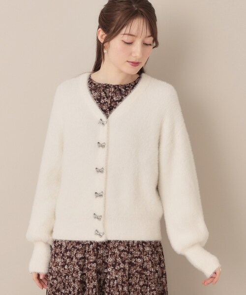 couture brooch（クチュールブローチ）の「【高見え・大人可愛い】ビジューリボン釦 前後2WAYフェザーカーディガントップス（カーディガン/ボレロ・レディース・アイボリー/ブラック/サックスブルー・36/38/40/42）」の9枚目の写真