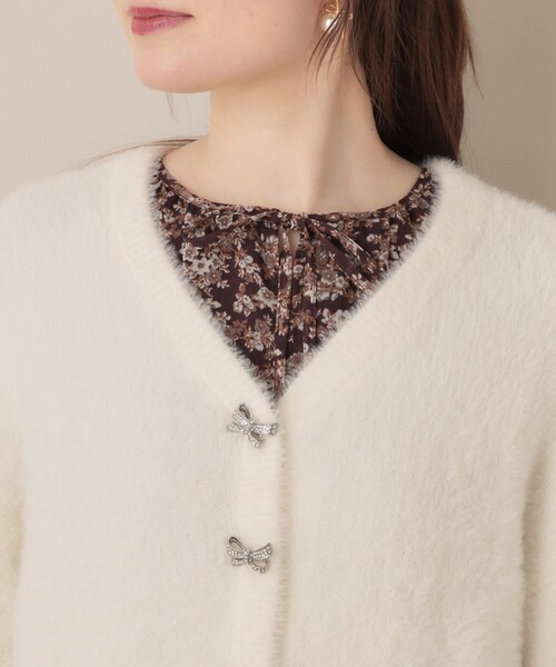 couture brooch（クチュールブローチ）の「【高見え・大人可愛い】ビジューリボン釦 前後2WAYフェザーカーディガントップス（カーディガン/ボレロ・レディース・アイボリー/ブラック/サックスブルー・36/38/40/42）」の6枚目の写真