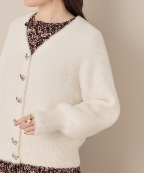 couture brooch（クチュールブローチ）の「【高見え・大人可愛い】ビジューリボン釦 前後2WAYフェザーカーディガントップス（カーディガン/ボレロ・レディース・アイボリー/ブラック/サックスブルー・36/38/40/42）」の5枚目の写真