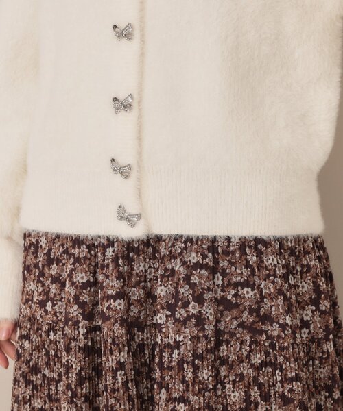 couture brooch（クチュールブローチ）の「【高見え・大人可愛い】ビジューリボン釦 前後2WAYフェザーカーディガントップス（カーディガン/ボレロ・レディース・アイボリー/ブラック/サックスブルー・36/38/40/42）」の4枚目の写真