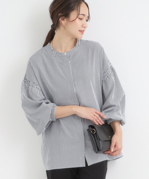 DRESKIP（ドレスキップ）の「【洗濯後シワになりにくい/吸水速乾/UVカット】着こなしで雰囲気いろいろ　お袖シャーリングシャツ（シャツ/ブラウス・レディース・ダークブラウン/オフホワイト/ネイビー系2・01/02/03/04）」の3枚目の写真