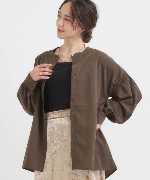 DRESKIP（ドレスキップ）の「【洗濯後シワになりにくい/吸水速乾/UVカット】着こなしで雰囲気いろいろ　お袖シャーリングシャツ（シャツ/ブラウス・レディース・ダークブラウン/オフホワイト/ネイビー系2・01/02/03/04）」の2枚目の写真