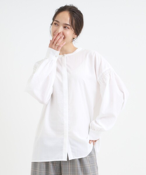DRESKIP（ドレスキップ）の「【洗濯後シワになりにくい/吸水速乾/UVカット】着こなしで雰囲気いろいろ　お袖シャーリングシャツ（シャツ/ブラウス・レディース・ダークブラウン/オフホワイト/ネイビー系2・01/02/03/04）」の20枚目の写真