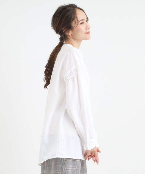 DRESKIP（ドレスキップ）の「【洗濯後シワになりにくい/吸水速乾/UVカット】着こなしで雰囲気いろいろ　お袖シャーリングシャツ（シャツ/ブラウス・レディース・ダークブラウン/オフホワイト/ネイビー系2・01/02/03/04）」の19枚目の写真