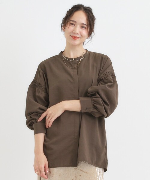 DRESKIP（ドレスキップ）の「【洗濯後シワになりにくい/吸水速乾/UVカット】着こなしで雰囲気いろいろ　お袖シャーリングシャツ（シャツ/ブラウス・レディース・ダークブラウン/オフホワイト/ネイビー系2・01/02/03/04）」の16枚目の写真