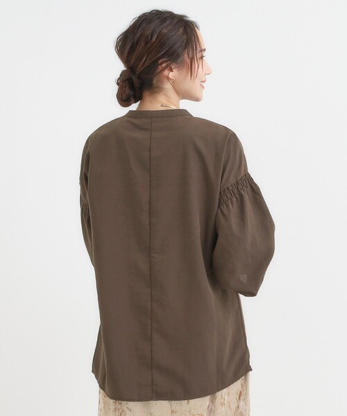 DRESKIP（ドレスキップ）の「【洗濯後シワになりにくい/吸水速乾/UVカット】着こなしで雰囲気いろいろ　お袖シャーリングシャツ（シャツ/ブラウス・レディース・ダークブラウン/オフホワイト/ネイビー系2・01/02/03/04）」の15枚目の写真