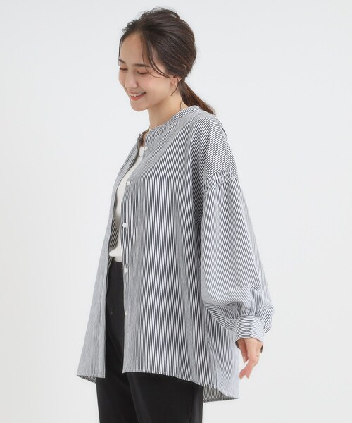 DRESKIP（ドレスキップ）の「【洗濯後シワになりにくい/吸水速乾/UVカット】着こなしで雰囲気いろいろ　お袖シャーリングシャツ（シャツ/ブラウス・レディース・ダークブラウン/オフホワイト/ネイビー系2・01/02/03/04）」の12枚目の写真