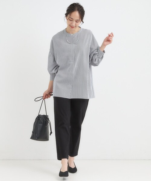 DRESKIP（ドレスキップ）の「【洗濯後シワになりにくい/吸水速乾/UVカット】着こなしで雰囲気いろいろ　お袖シャーリングシャツ（シャツ/ブラウス・レディース・ダークブラウン/オフホワイト/ネイビー系2・01/02/03/04）」の11枚目の写真