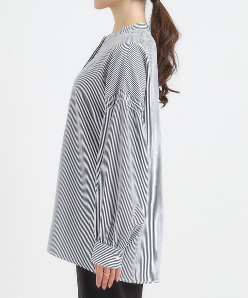 DRESKIP（ドレスキップ）の「【洗濯後シワになりにくい/吸水速乾/UVカット】着こなしで雰囲気いろいろ　お袖シャーリングシャツ（シャツ/ブラウス・レディース・ダークブラウン/オフホワイト/ネイビー系2・01/02/03/04）」の8枚目の写真