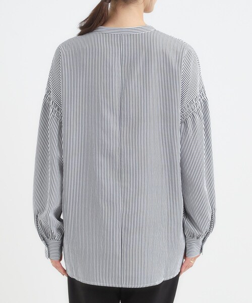 DRESKIP（ドレスキップ）の「【洗濯後シワになりにくい/吸水速乾/UVカット】着こなしで雰囲気いろいろ　お袖シャーリングシャツ（シャツ/ブラウス・レディース・ダークブラウン/オフホワイト/ネイビー系2・01/02/03/04）」の7枚目の写真