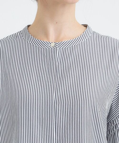 DRESKIP（ドレスキップ）の「【洗濯後シワになりにくい/吸水速乾/UVカット】着こなしで雰囲気いろいろ　お袖シャーリングシャツ（シャツ/ブラウス・レディース・ダークブラウン/オフホワイト/ネイビー系2・01/02/03/04）」の6枚目の写真