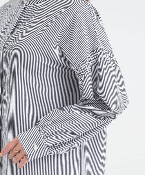 DRESKIP（ドレスキップ）の「【洗濯後シワになりにくい/吸水速乾/UVカット】着こなしで雰囲気いろいろ　お袖シャーリングシャツ（シャツ/ブラウス・レディース・ダークブラウン/オフホワイト/ネイビー系2・01/02/03/04）」の5枚目の写真