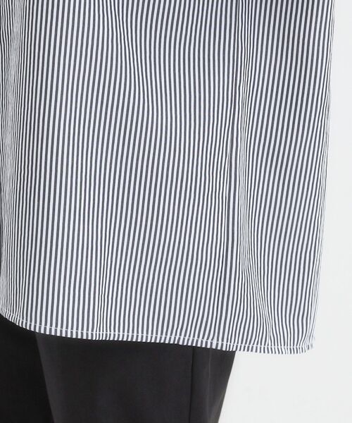 DRESKIP（ドレスキップ）の「【洗濯後シワになりにくい/吸水速乾/UVカット】着こなしで雰囲気いろいろ　お袖シャーリングシャツ（シャツ/ブラウス・レディース・ダークブラウン/オフホワイト/ネイビー系2・01/02/03/04）」の4枚目の写真