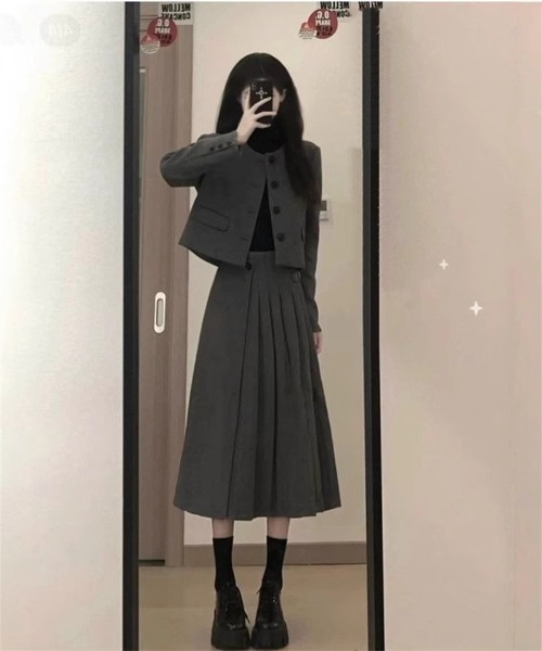 Ritzy(リッツィー)の「ノーカラージャケット+プリーツスカート 2点セット(セットアップ・レディース・チャコールグレー・L/M)」の1枚目の写真