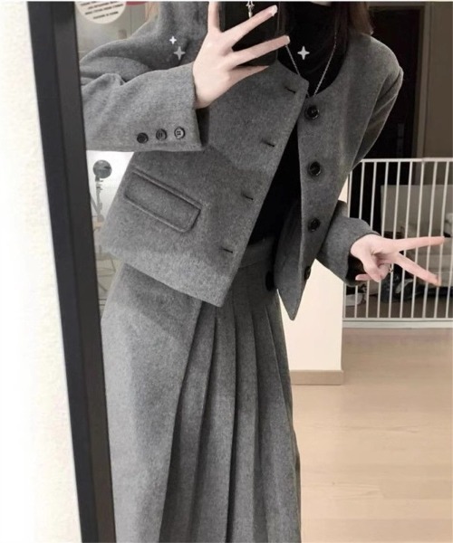 Ritzy(リッツィー)の「ノーカラージャケット+プリーツスカート 2点セット(セットアップ・レディース・チャコールグレー・L/M)」の2枚目の写真
