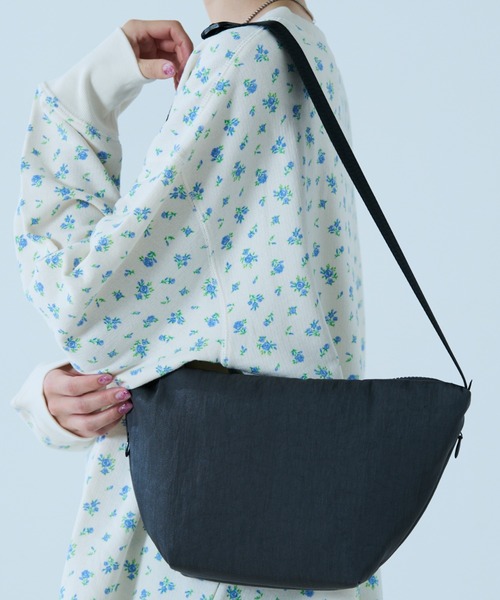 SML（エスエムエル）の「【SML/エスエムエル】ショルダーバッグS/K905058/シンプル/バッグ/撥水/ユニセックス【WEB限定】（ショルダーバッグ・レディース・ベージュ/ブラウン/グレー/ブラック・フリー）」の2枚目の写真