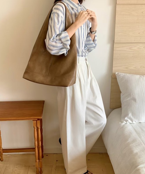 NuNuNa(ヌヌナ)の「【NuNuNa】合成皮革 ラウンドショルダーバッグ(トートバッグ・レディース・アイボリー/ブラック/ベージュ/ダークブラウン/ブラウン・FREE)」の5枚目の写真