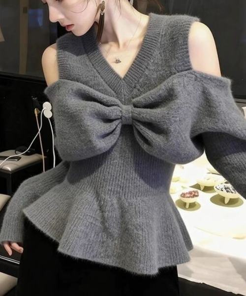 Ada.(エイダ)の「リボン 付き オープンショルダー ペプラム ニット プルオーバー(ニット/セーター・レディース・グレー/アイボリー/ブラック/ブラウン・FREE)」の3枚目の写真