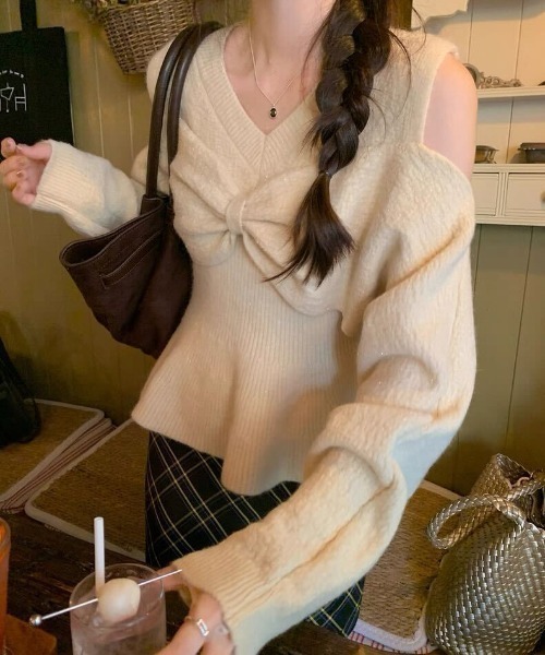 Ada.(エイダ)の「リボン 付き オープンショルダー ペプラム ニット プルオーバー(ニット/セーター・レディース・グレー/アイボリー/ブラック/ブラウン・FREE)」の2枚目の写真