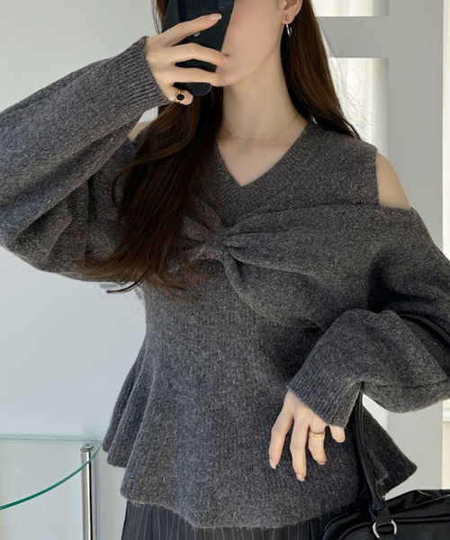 Ada.(エイダ)の「リボン 付き オープンショルダー ペプラム ニット プルオーバー(ニット/セーター・レディース・グレー/アイボリー/ブラック/ブラウン・FREE)」の6枚目の写真