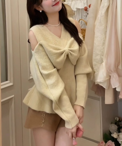 Ada.(エイダ)の「リボン 付き オープンショルダー ペプラム ニット プルオーバー(ニット/セーター・レディース・グレー/アイボリー/ブラック/ブラウン・FREE)」の11枚目の写真