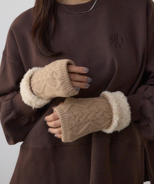 AZUL by moussy（アズールバイマウジー）の「ニットハンドウォーマー（手袋・レディース・ブラック/ベージュ・FREE）」の2枚目の写真