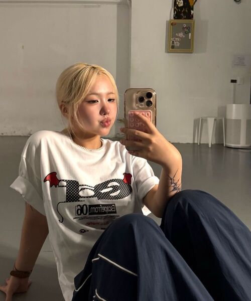 ESCAPEFROM(エスケープフロム)の「デビル ESCF ロゴ コラージュプリント オーバーサイズ 半袖Tシャツ ホワイト(Tシャツ/カットソー・レディース・その他・SMALL/MEDIUM/LARGE)」の6枚目の写真