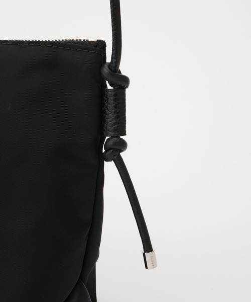 IACUCCI（イアクッチ）の「アーゴ ポーチSD NYLON/CERVO（ショルダーバッグ・レディース・ブラック・FREE）」の13枚目の写真