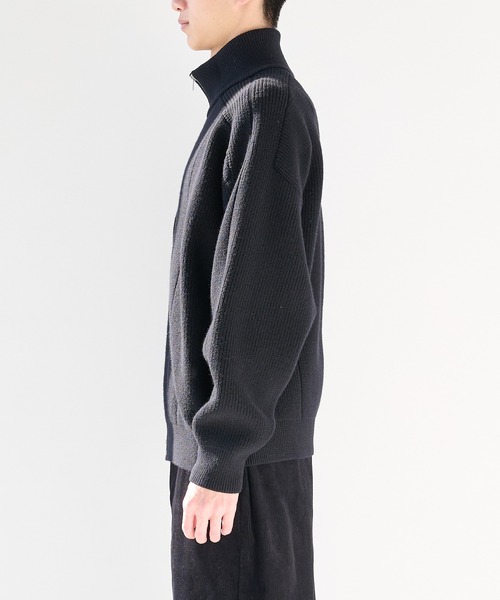 WRAPINKNOT（ラッピンノット）の「【WRAPINKNOT/ラッピンノット】編地切替ドライバーズニット（ニット/セーター・メンズ・ブラック/グレー・2/3）」の4枚目の写真