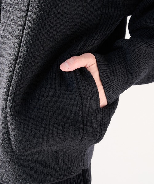 WRAPINKNOT（ラッピンノット）の「【WRAPINKNOT/ラッピンノット】編地切替ドライバーズニット（ニット/セーター・メンズ・ブラック/グレー・2/3）」の8枚目の写真