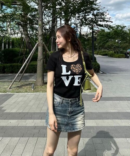KATRINA K（カトリーナケイ）の「ラブピンクレオパードスリムフィット半袖Tシャツ-2カラー（Tシャツ/カットソー・レディース・ホワイト/ブラック・FREE）」の6枚目の写真