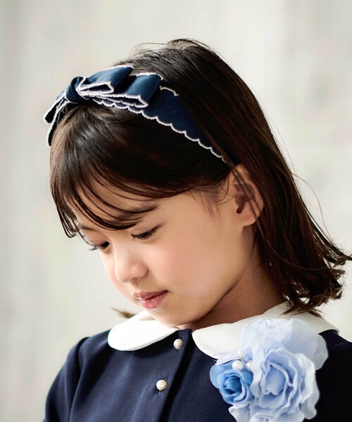BeBe（ベベ）の「バイカラースカラップリボンカチューシャ（カチューシャ・キッズ・オフホワイト/ネイビー・FREE）」の2枚目の写真