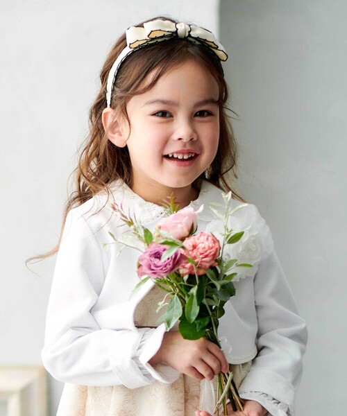 BeBe（ベベ）の「バイカラースカラップリボンカチューシャ（カチューシャ・キッズ・オフホワイト/ネイビー・FREE）」の3枚目の写真