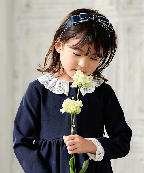 BeBe（ベベ）の「バイカラースカラップリボンカチューシャ（カチューシャ・キッズ・オフホワイト/ネイビー・FREE）」の4枚目の写真