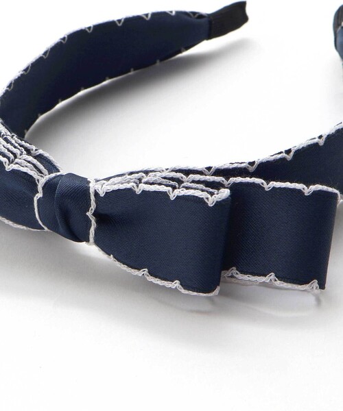 BeBe（ベベ）の「バイカラースカラップリボンカチューシャ（カチューシャ・キッズ・オフホワイト/ネイビー・FREE）」の7枚目の写真