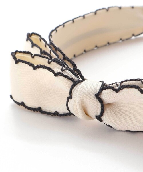 BeBe（ベベ）の「バイカラースカラップリボンカチューシャ（カチューシャ・キッズ・オフホワイト/ネイビー・FREE）」の11枚目の写真