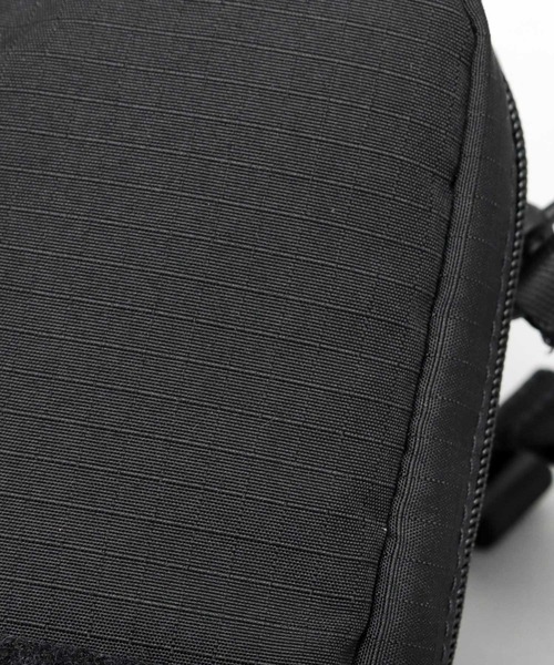 NAUTICA(ノーティカ)の「4ポケット 多収納 ミリタリー 縦型 ミニショルダーバッグ(ショルダーバッグ・メンズ・ブラック・FREE)」の8枚目の写真