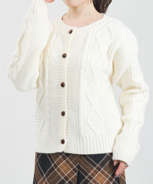 31 Sons de mode（トランテアン　ソン　ドゥ　モード）の「2025秋冬新作 一部店舗限定 ケーブルニットカーディガン（カーディガン/ボレロ・レディース・ホワイト/ベージュ/パープル・ﾌﾘ-）」の2枚目の写真