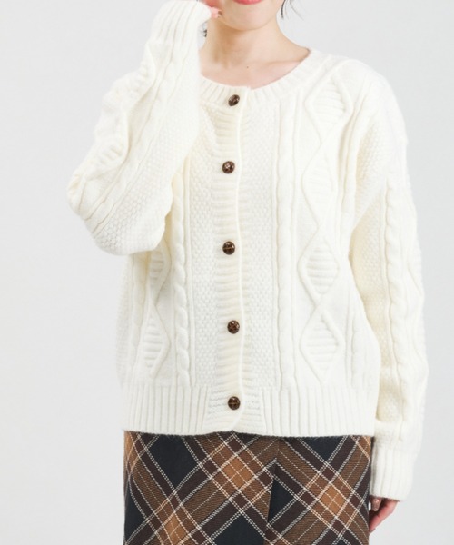 31 Sons de mode（トランテアン　ソン　ドゥ　モード）の「2025秋冬新作 一部店舗限定 ケーブルニットカーディガン（カーディガン/ボレロ・レディース・ホワイト/ベージュ/パープル・ﾌﾘ-）」の4枚目の写真